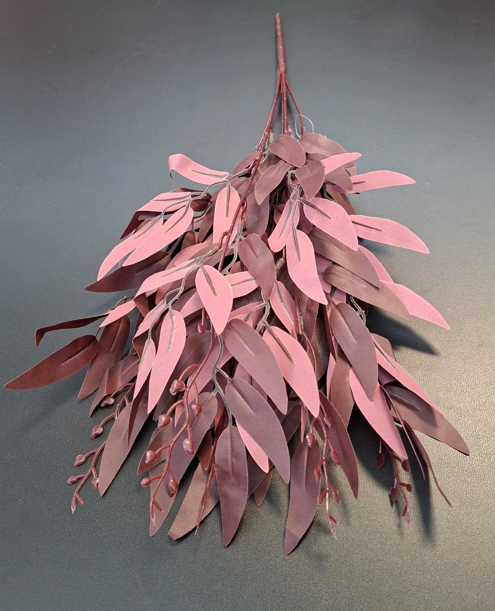 Ramură decorativă ruscus artificial maro inchis – 50cm model cu frunze mate și boboci fini